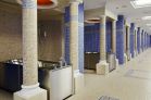 Couloir avec les baignoires en inox 